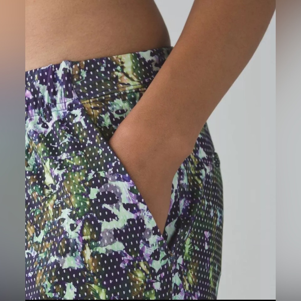 Lululemon Jet Crop *Luxtreme Floral Sport White Multi Pants Women’s 10 - Picture 2 of 11